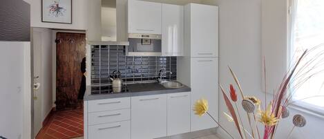 Microwave, dishwasher, cookware/dishes/utensils