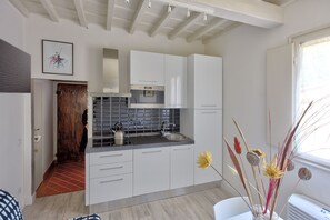 Mikrowelle, Geschirrspüler, Kochgeschirr/Geschirr/Besteck