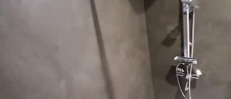 Regadera, secadora de cabello, toallas, jabón