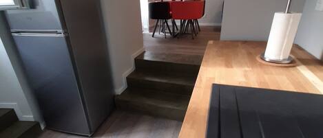 ثلاجة، ميكروويف، فرن، موقد طهي مسطح