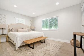 3 bedrooms, iron/ironing board, free WiFi, bed sheets - Clean & Modern 3BR Retreat • Only 5 Mi to Disney (Fullerton)