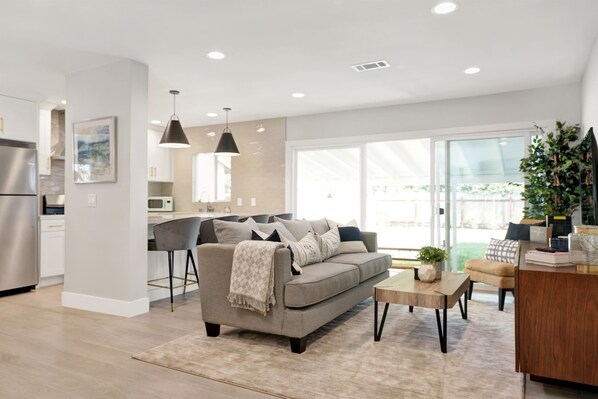 Smart TV - Clean & Modern 3BR Retreat • Only 5 Mi to Disney (Fullerton)