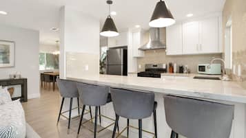 Kylskåp, mikrovågsugn, ugn och spishäll