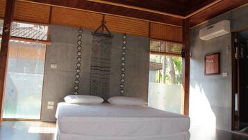 Triple Room | Blackout drapes, free WiFi, bed sheets