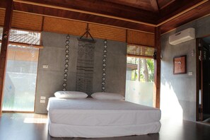 Triple Room | Blackout curtains, free WiFi, bed sheets - Shuizhong Yue Homestay (Guoxing)