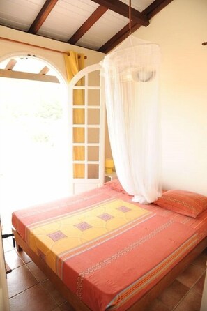 2 bedrooms, iron/ironing board, travel cot, free WiFi - 2-bedroom apartment in small residence with swimming pool (Sainte Anne)