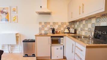 Refrigerador, microondas, parrilla de estufa y cafetera y tetera