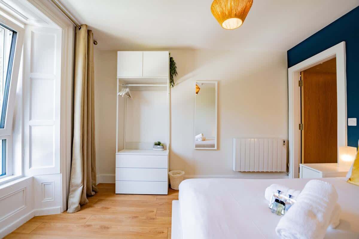 1 habitación, tabla de planchar con plancha, cuna de viaje y wifi 