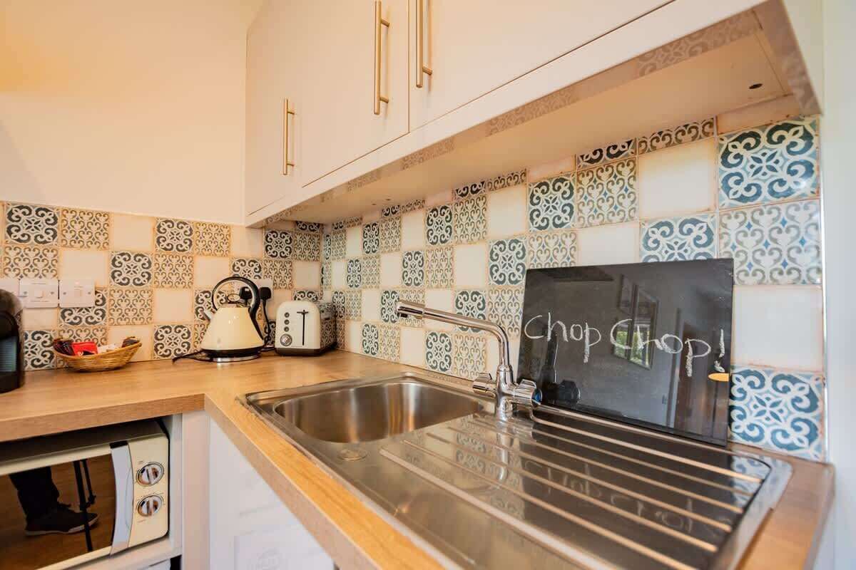 Refrigerador, microondas, parrilla de estufa y cafetera y tetera 