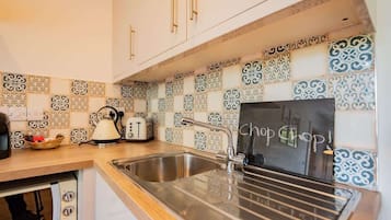 Refrigerador, microondas, parrilla de estufa y cafetera y tetera