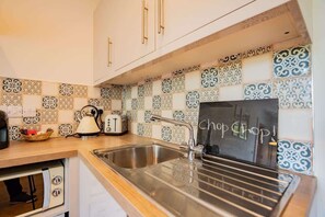 Jääkaappi, mikroaaltouuni, liesi, kahvin-/teenkeitin