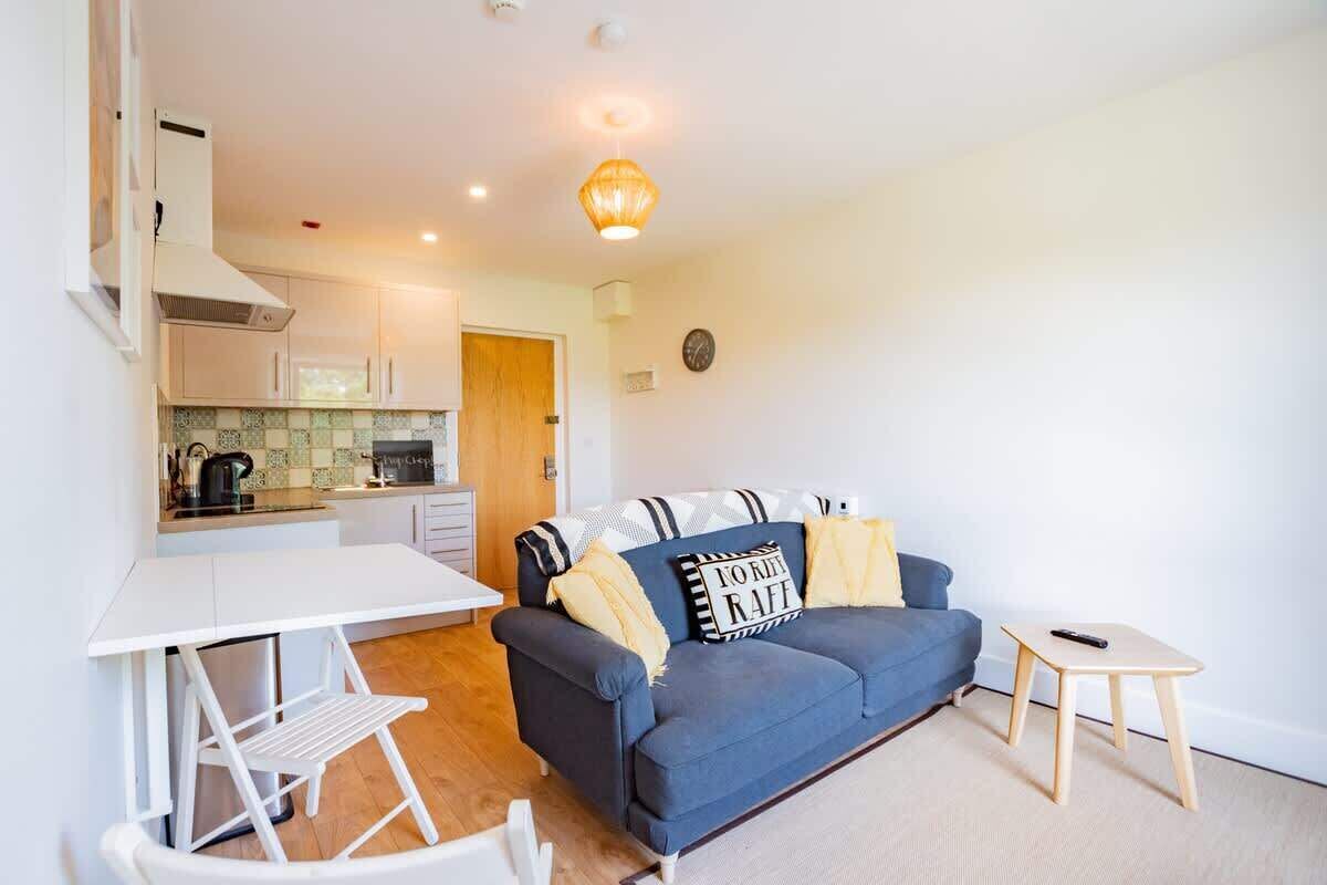 Televisión y oficina 