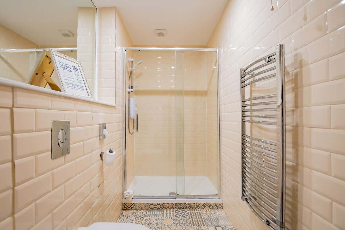 Suihku, hiustenkuivaaja, pyyhkeet, saippua