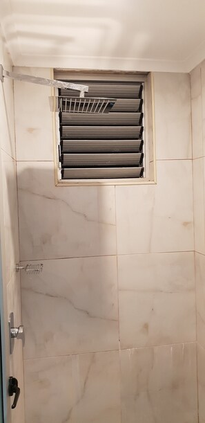 Appartement, 3 chambres | Douche de la salle de bain