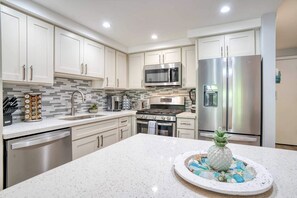 Fridge, microwave, oven, stovetop - NEW REMODELED, OCEAN VIEW, A/C IN ALL ROOMS, CAL KING BED, 4K, SMART TV, KEURIG (Kihei)