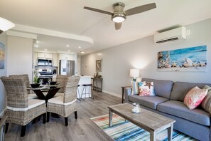 TV, DVD player - NEW REMODELED, OCEAN VIEW, A/C IN ALL ROOMS, CAL KING BED, 4K, SMART TV, KEURIG (Kihei)