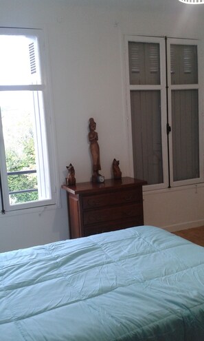 2 chambres, fer et planche à repasser, Wi-Fi, draps fournis