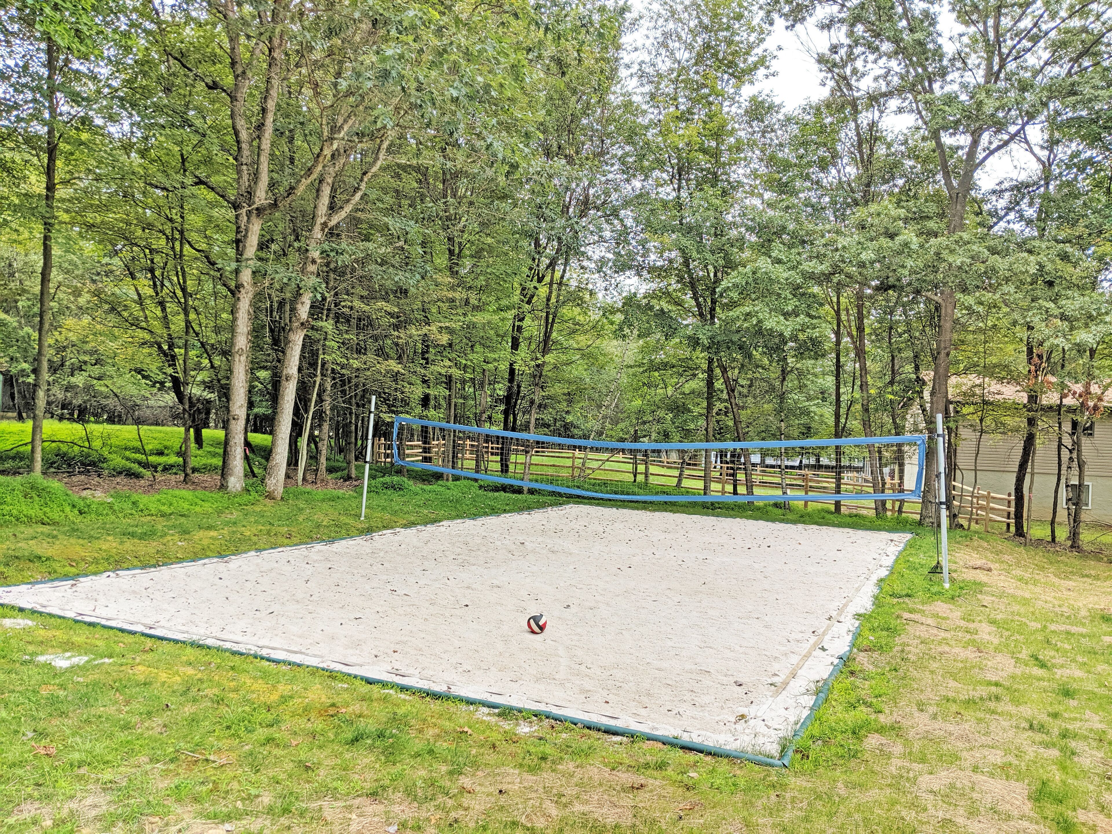 Wheelchair Friendly 6BR w/ Sand Volleyball Court, Pool Table and Hot Tub