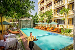 Outdoor pool, free cabanas, pool umbrellas
