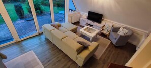 テレビ、DVD プレーヤー