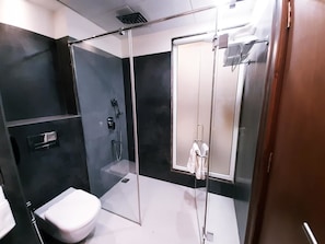 Phòng Deluxe | Phòng tắm | Buồng tắm vòi sen, vòi sen thủy lực, đồ dùng nhà tắm miễn phí