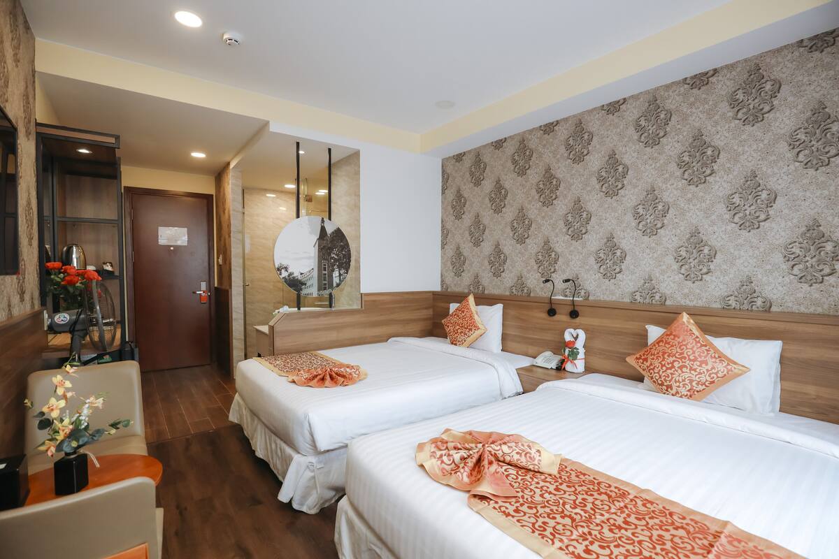 Deluxe Twin Room | Minibar, in-room safe, desk, WiFi (free)