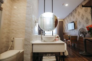 Deluxe-Zweibettzimmer | Badezimmer | Kostenlose Toilettenartikel, Haartrockner, Bademäntel, Hausschuhe