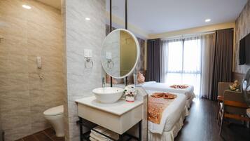 Superior Twin Room | Bathroom | Free toiletries, hair dryer, bathrobes, slippers