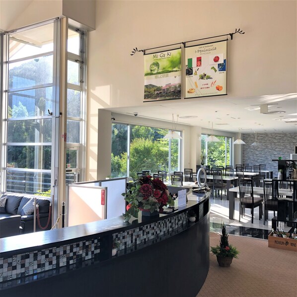 Bar karaoké, vue sur le jardin, ouvert certains jours