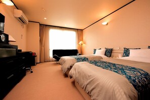 Chambre Deluxe avec lits jumeaux, non-fumeur, salle de bain privée | Coffre-fort pour ordinateur portable, décor unique, bureau