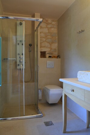 Studio Deluks, pemandangan laut (Liako) | Kamar mandi | Shower, perlengkapan mandi gratis, pengering rambut, dan sandal
