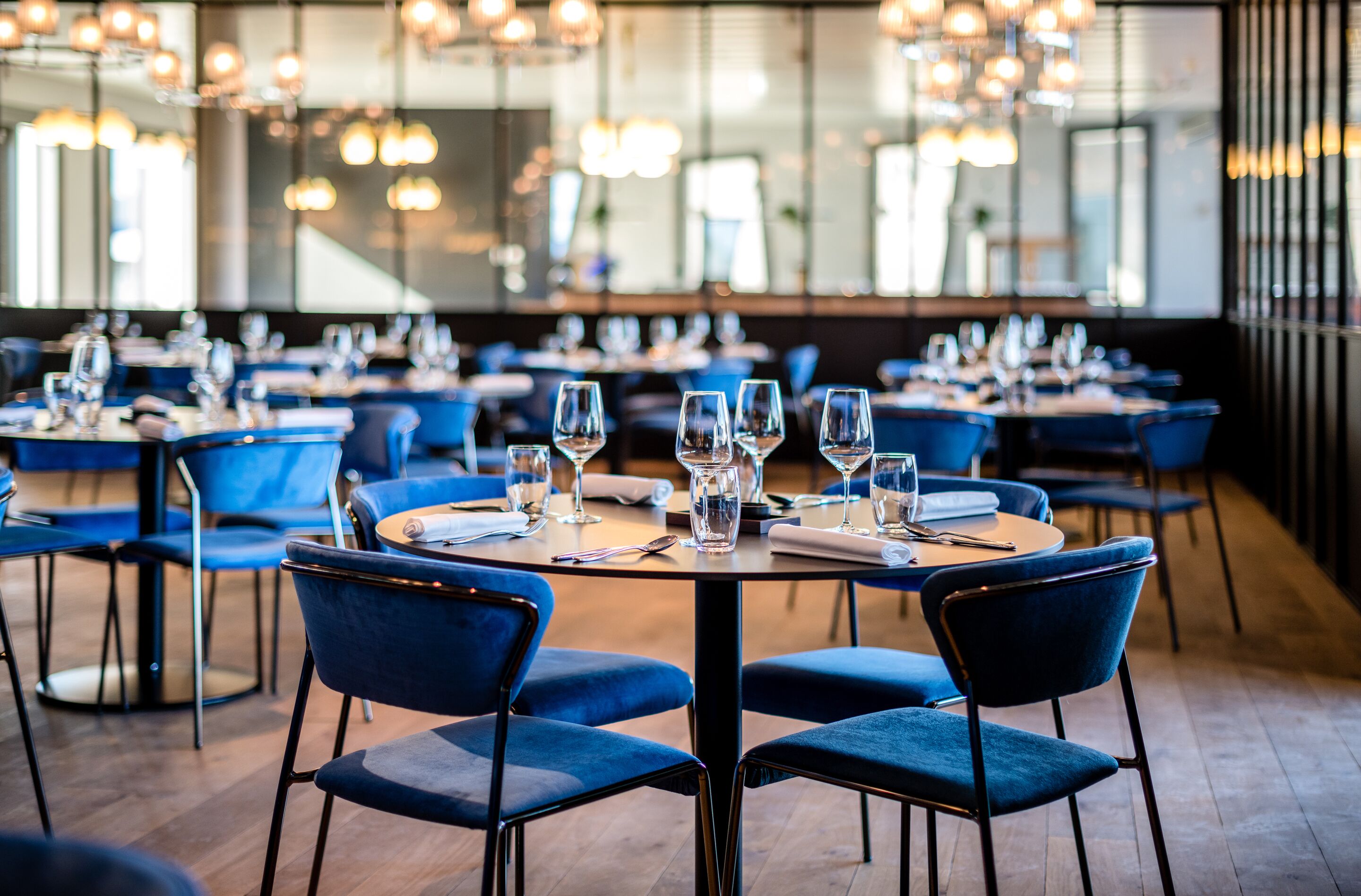 2 restaurants, breakfast served