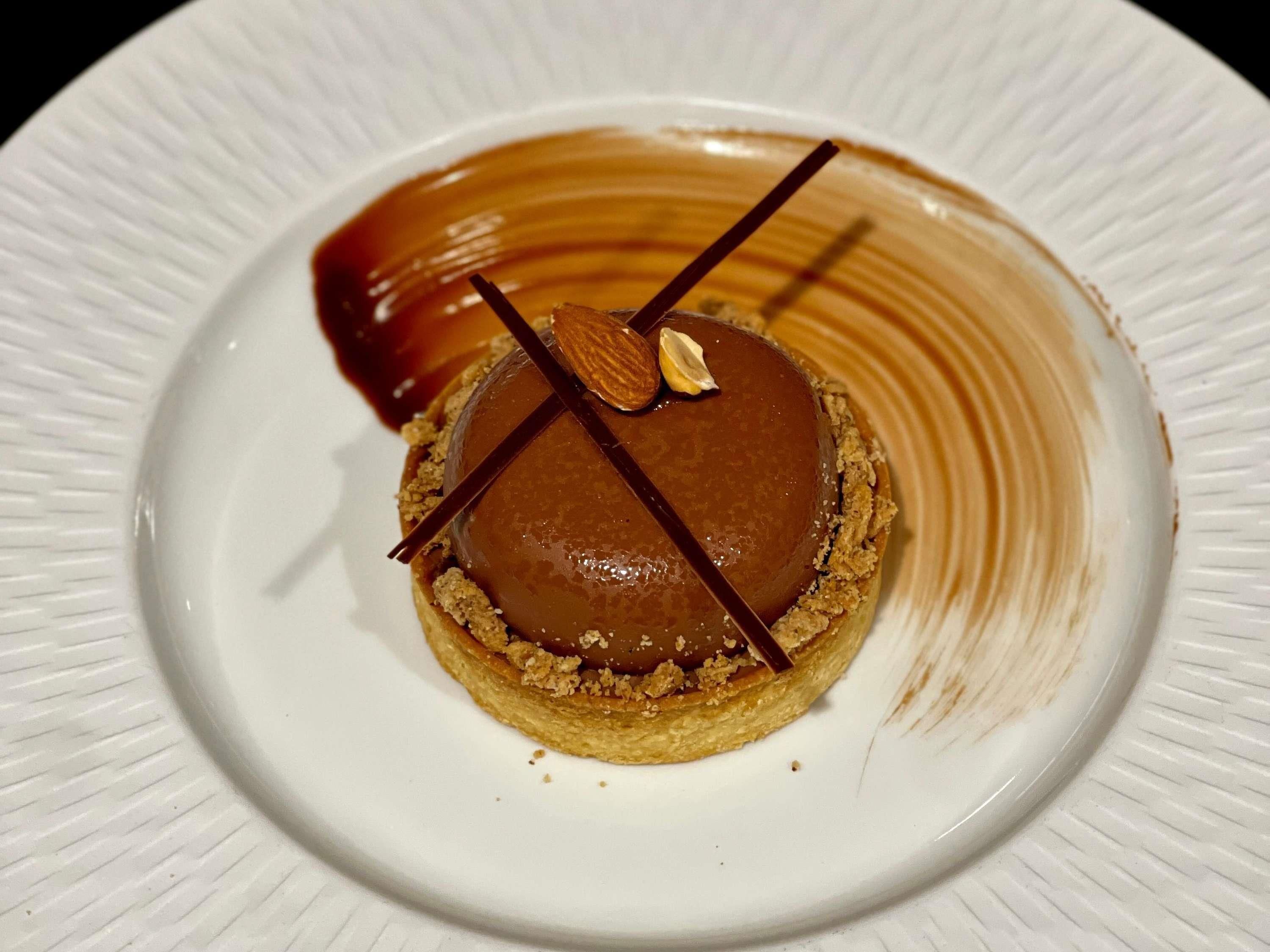 Dessert auf einem weißen Teller mit strukturierter Kante.