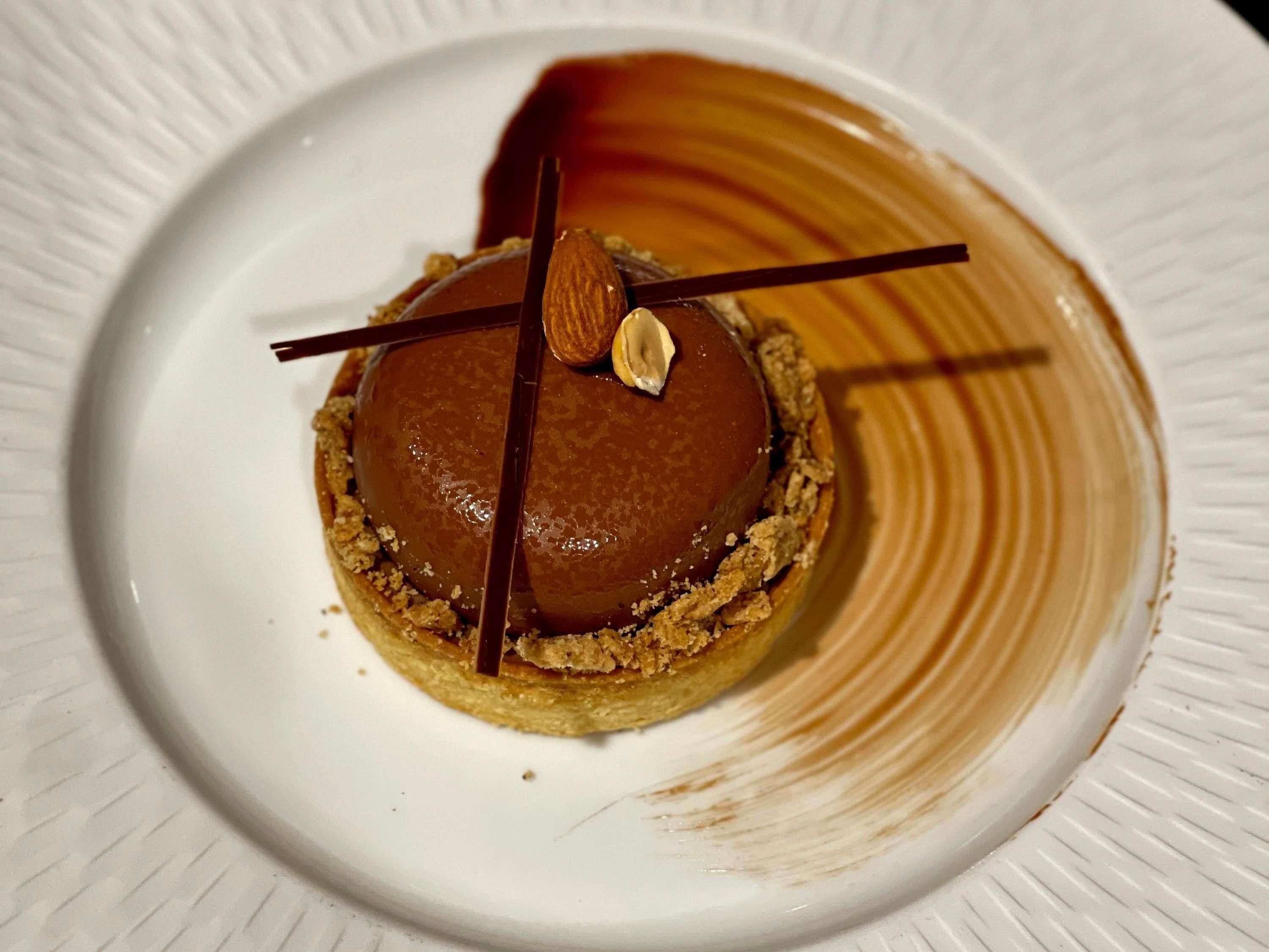 Ein Dessert auf einem weißen Teller mit strukturierter Kante.