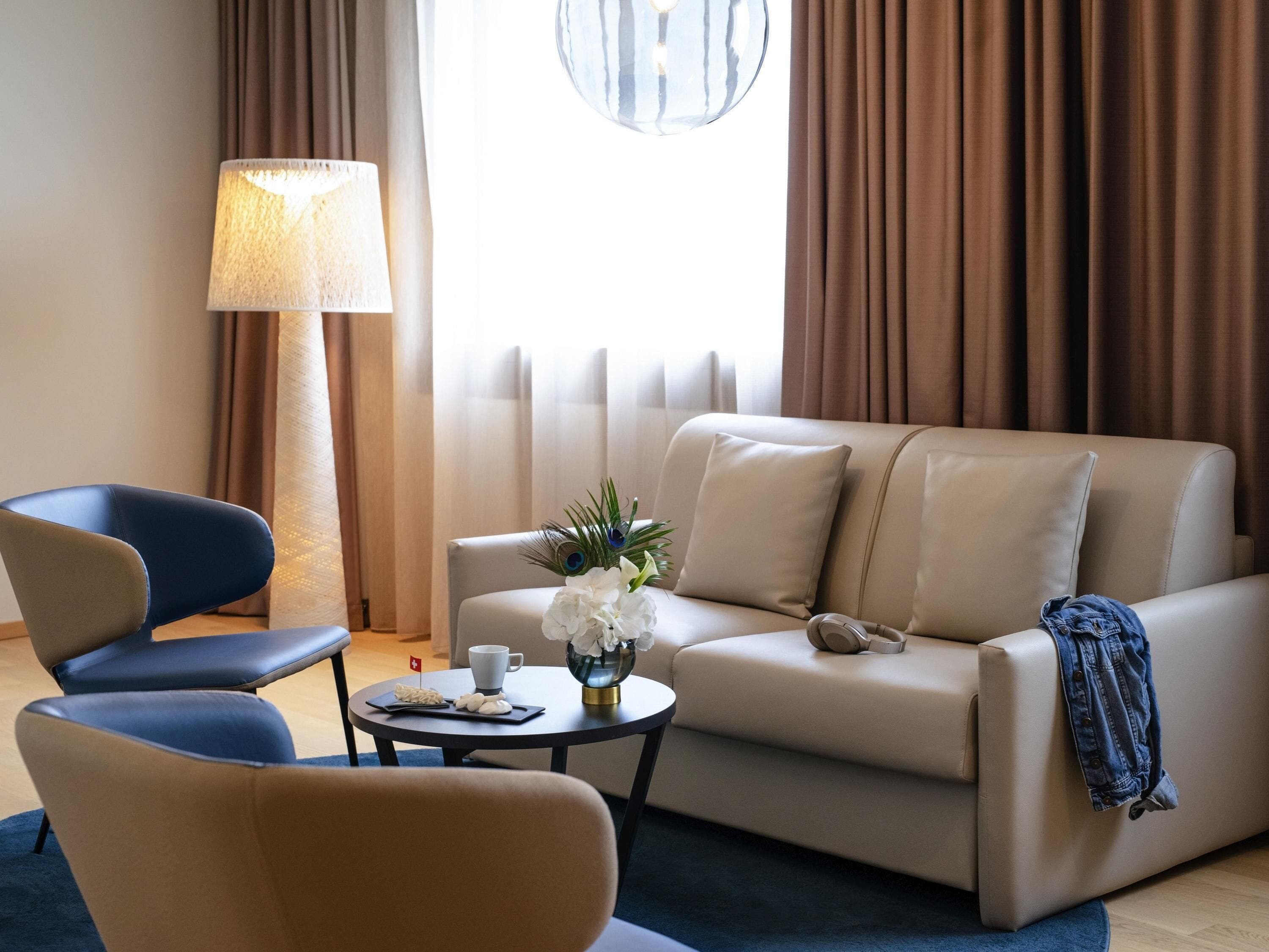 客房内保险箱、办公桌、笔记本电脑工作区、遮光窗帘