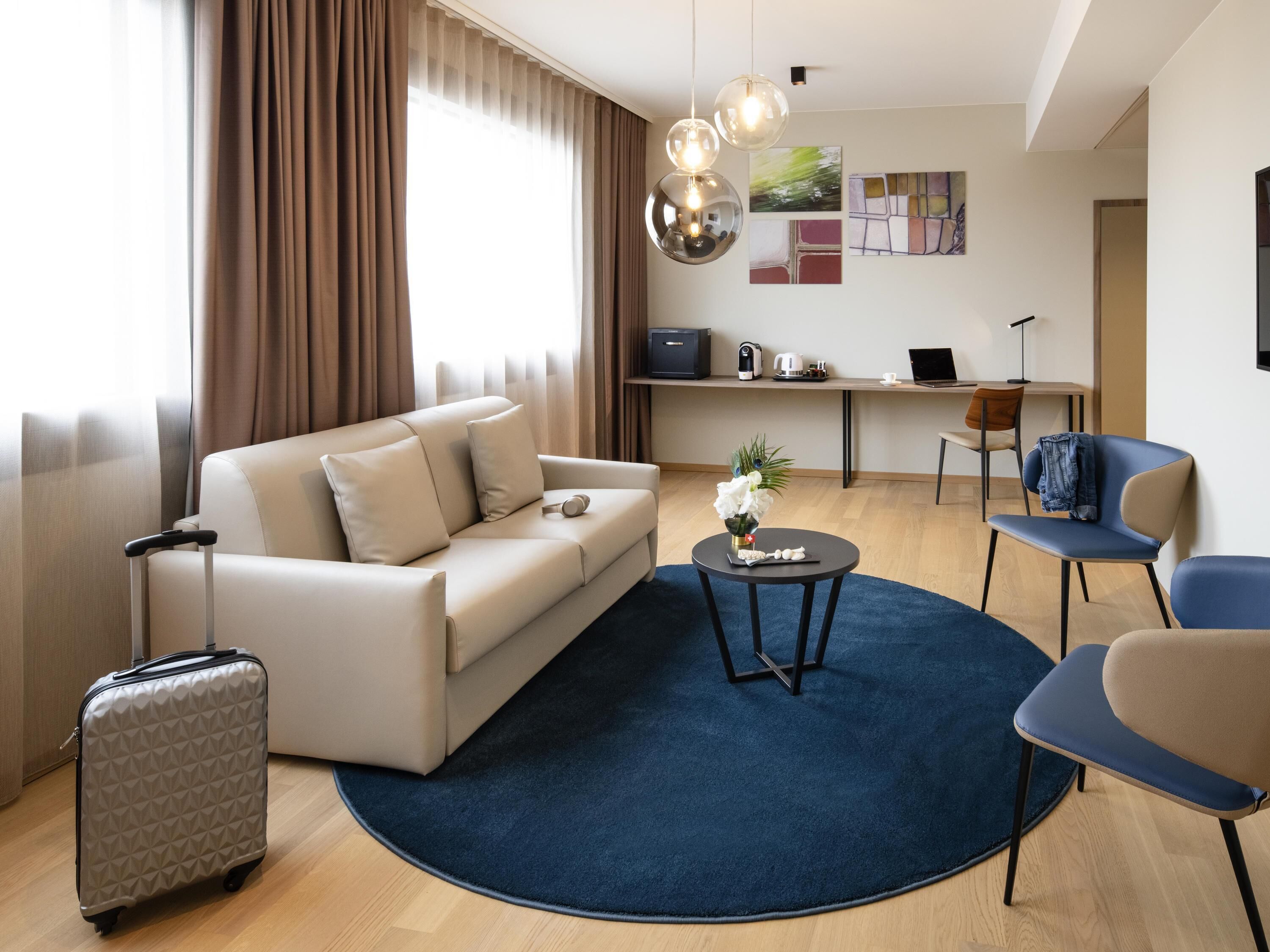 Superior Suite, 1 Double Bed and 1 Double Sofa Bed | 客房内保险箱、办公桌、笔记本电脑工作区、遮光窗帘