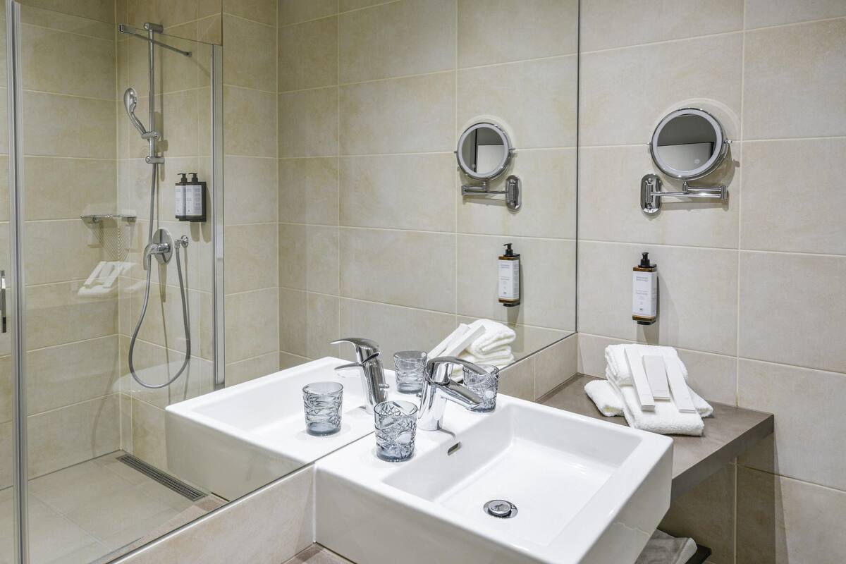 1 bedroom, in-room safe, desk, blackout curtains