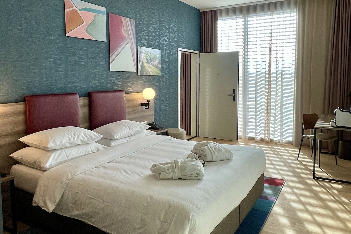 Family Suite, 1 Double Bed and 1 Double Sofa Bed | Safe på rommet, skrivebord og skrivebord for bærbar PC