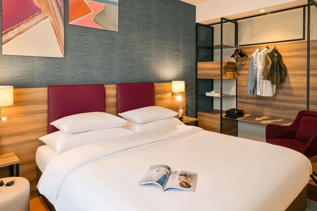 1 bedroom, in-room safe, desk, blackout curtains