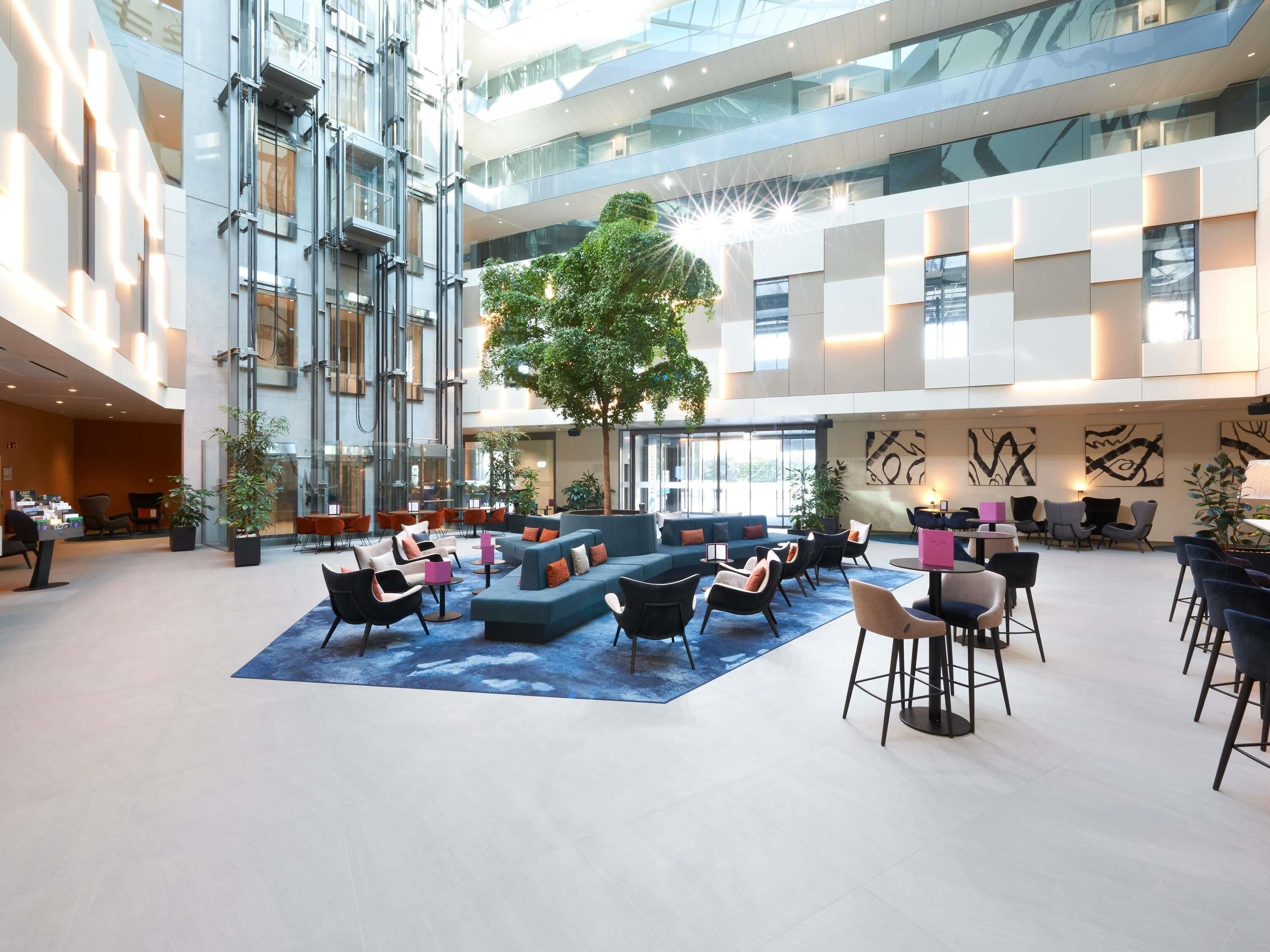 2 bars/lounges, tapasbar