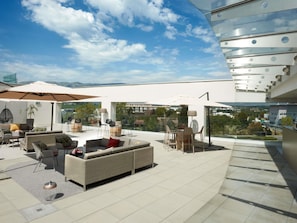 2 bars/lounges, tapasbar