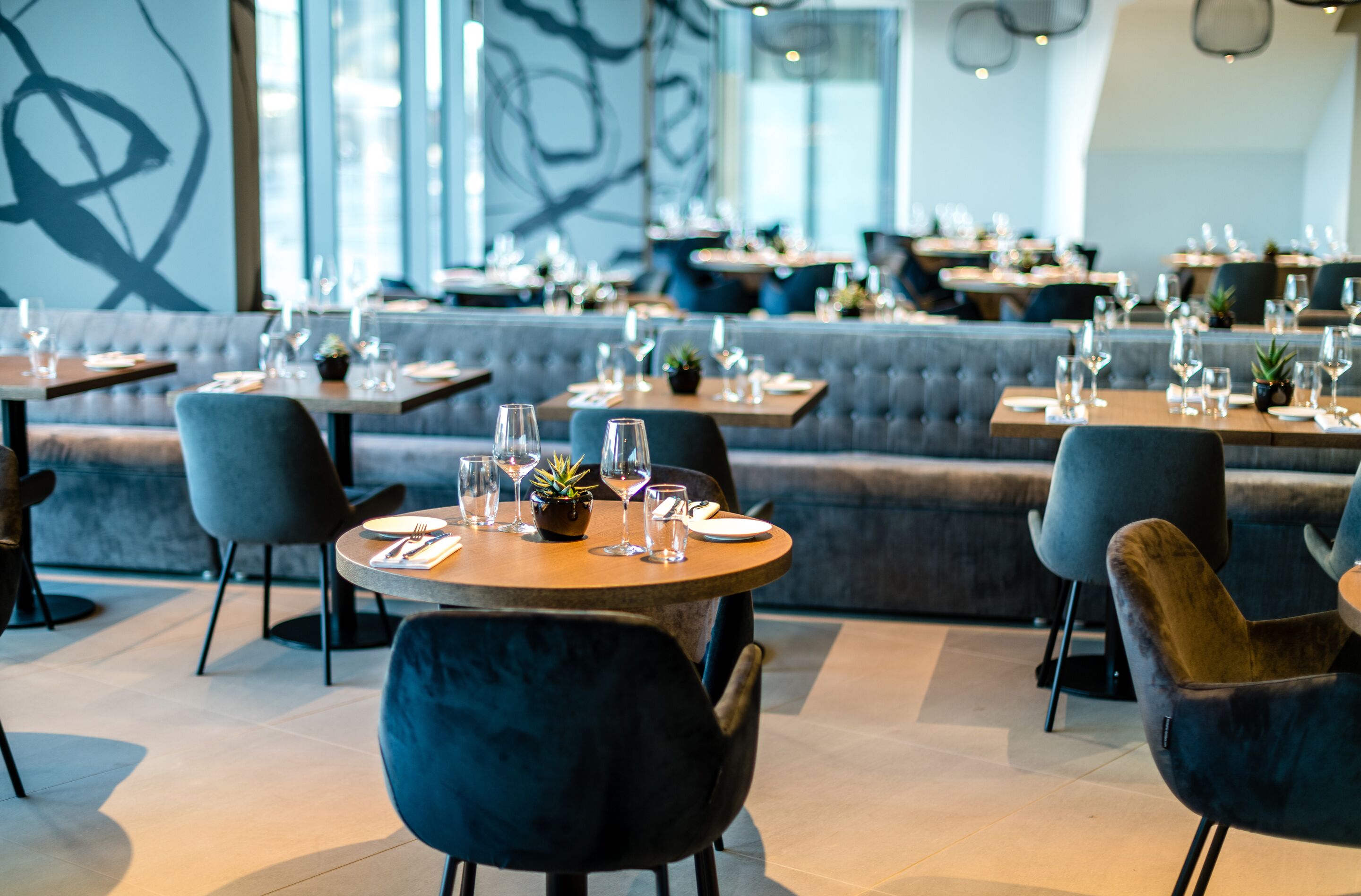 2 restaurants, breakfast served