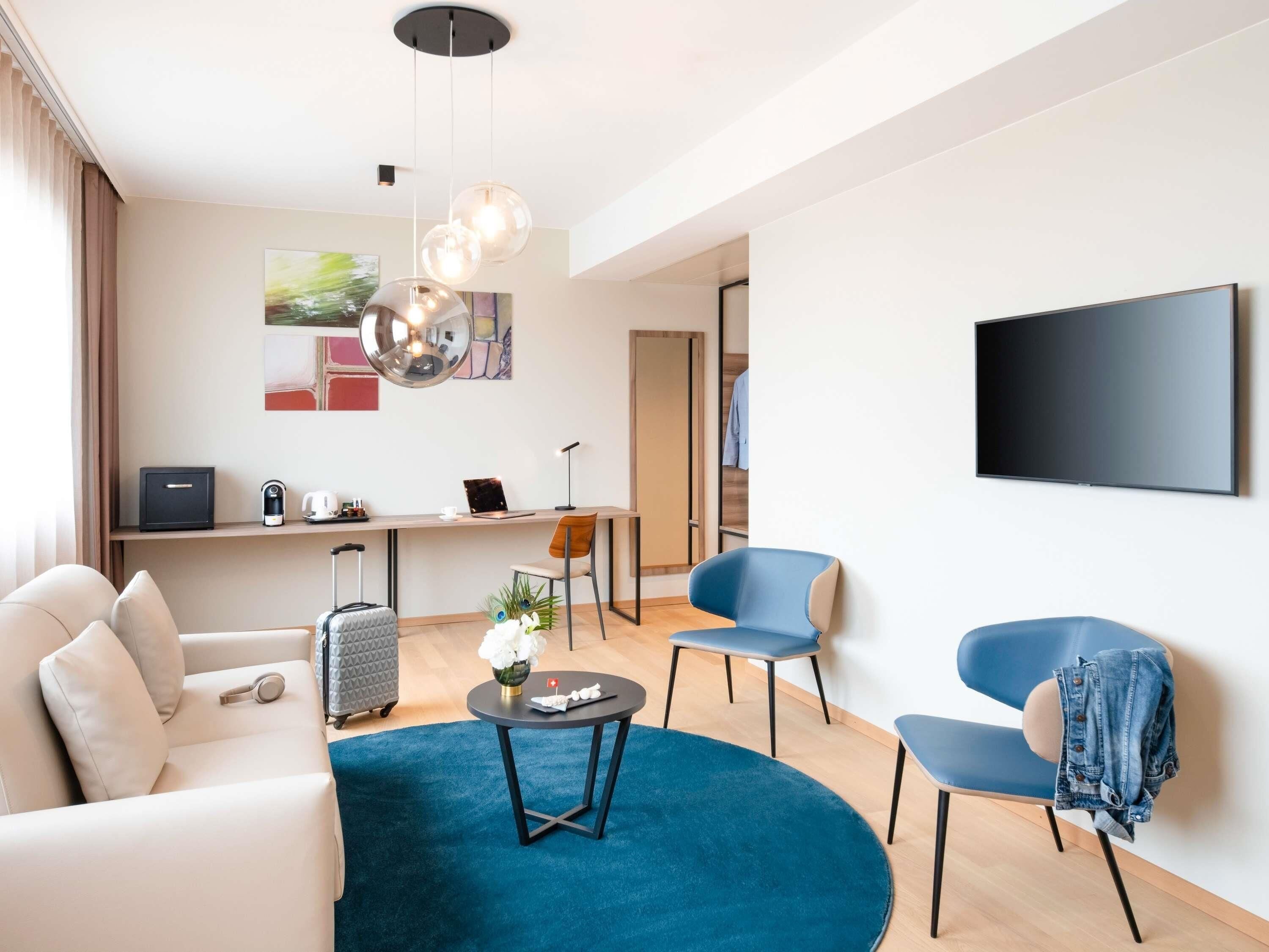 客房内保险箱、办公桌、遮光窗帘、隔音