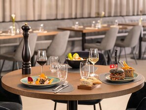 2 restaurants; ze serveren er ontbijt, lunch en diner 