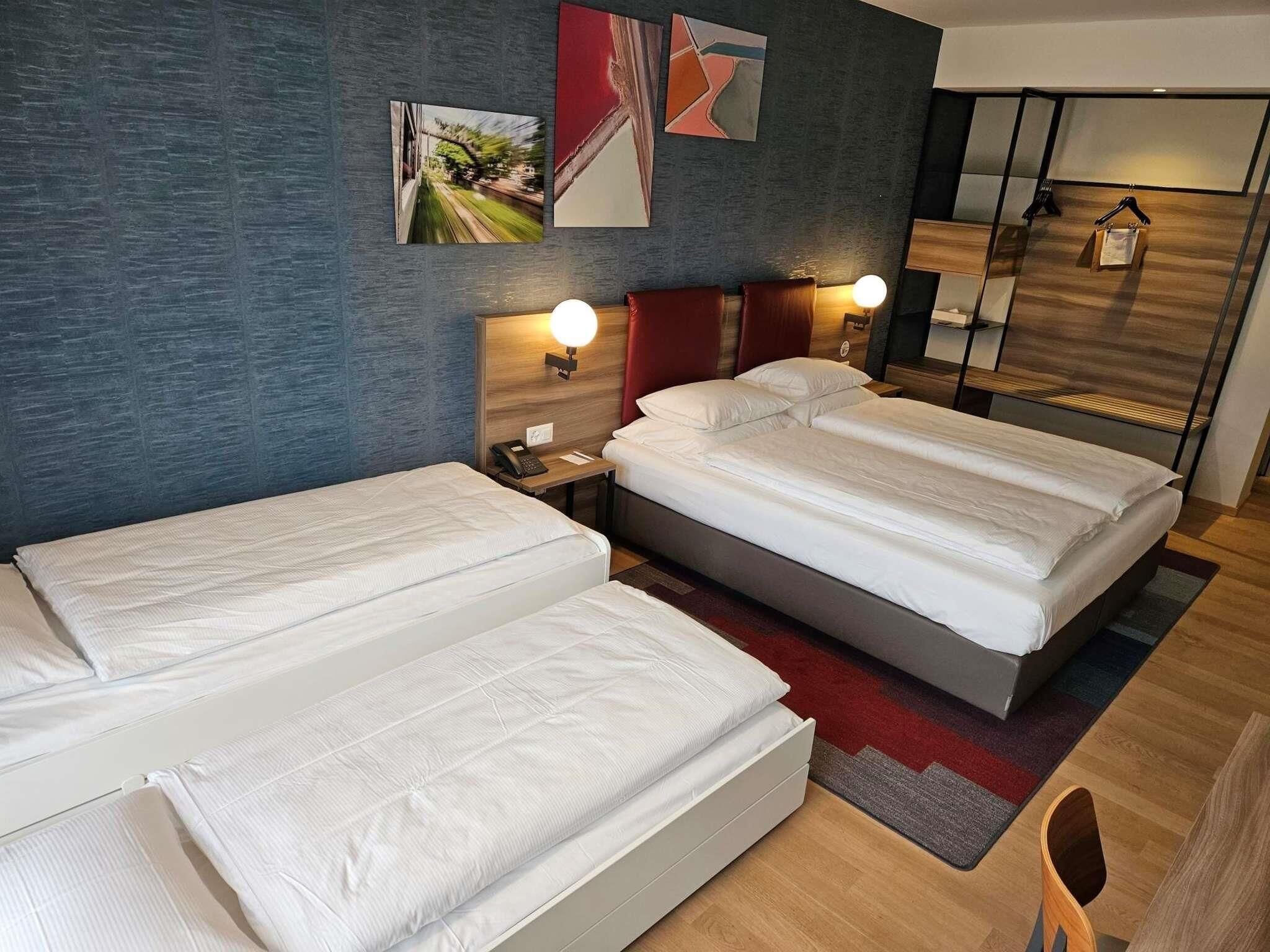 Habitación familiar, 1 cama matrimonial y sofá cama | Caja de seguridad en la habitación y escritorio 