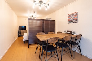 Escritorio, wifi gratis y ropa de cama