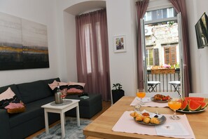 Departamento Deluxe, 1 habitación, balcón | Sala de estar | Televisión de pantalla plana 