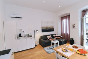 Departamento Deluxe, 1 habitación, balcón | Sala de estar | Televisión de pantalla plana 