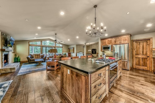 Rimrock Mansion 6BR, 4BA, Spa, Billiards