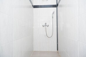 Deluxe Double Room | Bathroom shower - Hotel O Candi Residence (Semarang)